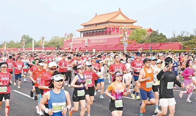2.2万名跑者共赴春日之约 王文杰许双双分夺男女冠军 北京半马刷新男子成绩全国纪录|马拉松|北京国际长跑节|北京半程马拉松|半程|赛道_新浪体育_新浪新闻